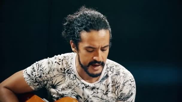 Adam Kameranın Önünde Gitar Çalıp Şarkı Söylüyor — Stok video