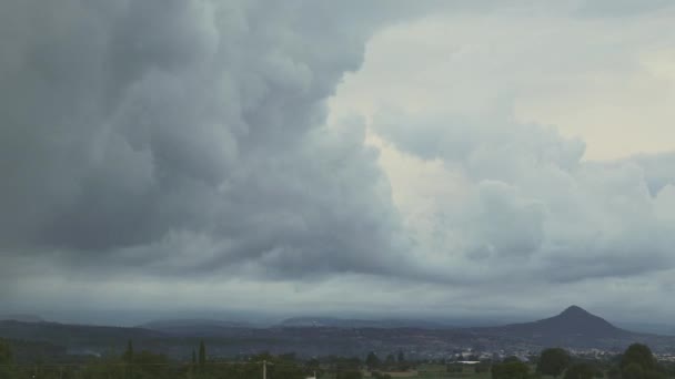 在小火山口的云朵的时间流逝 — 图库视频影像