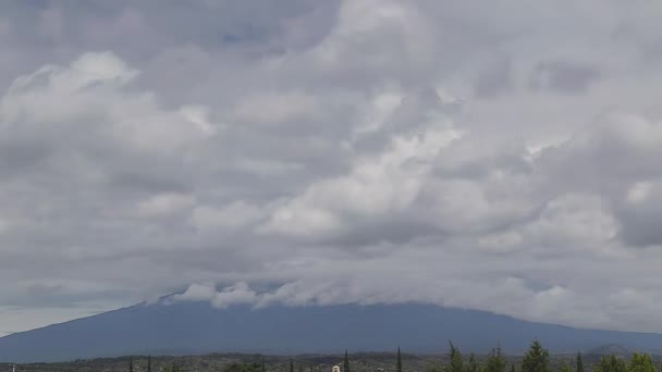 火山口附近的小火山口火山时代的消逝云 — 图库视频影像