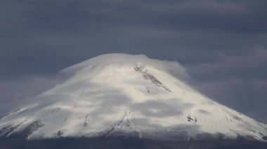 Meksika 'da popocatepetl volkan bulutları arasındaki krater.