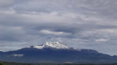 Güneşli bir günde Puebla eyaletindeki Iztaccihuatl volkanının panoramik görüntüsü.