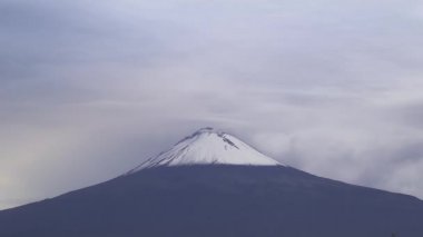 Meksika 'da popocatepetl volkan bulutları arasındaki krater.
