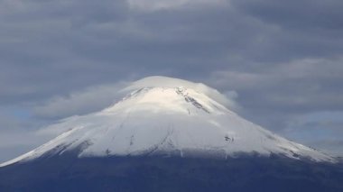 Meksika 'da popocatepetl volkan bulutları arasındaki krater.