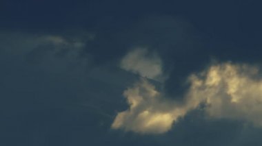 Aktif volkan Popocatepetl, tepede mavi gündoğumu bulutları