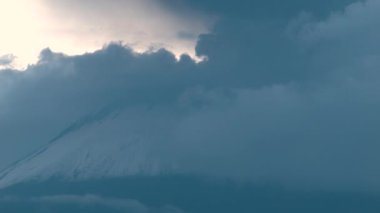 Meksika 'da aktif Popocatepetl volkanı, fümerol
