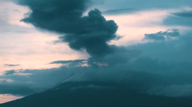 Meksika 'da aktif Popocatepetl volkanı, fümerol