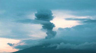 Meksika 'daki popocatepetl volkan bulutları arasında krater fümerolü