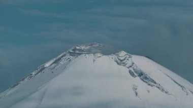 Puebla City, Meksika yakınlarında kar şapkalı popocatepetl volkan dağı.
