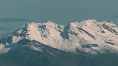 Iztaccihuatl volkanının tepesi karla kaplıydı..