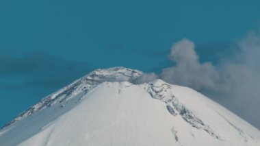 Meksika 'da popocatepetl volkan bulutları arasındaki krater.