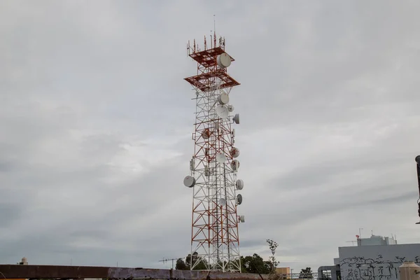 在墨西哥安装的电信天线 — 图库照片