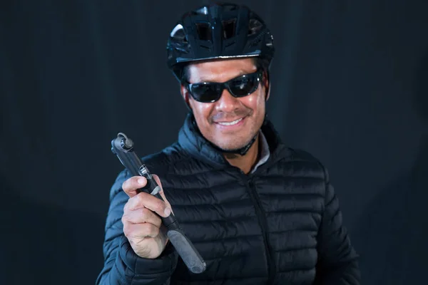 Porträt Eines Radfahrers Mit Helm Und Brille Auf Dunklem Hintergrund — Stockfoto