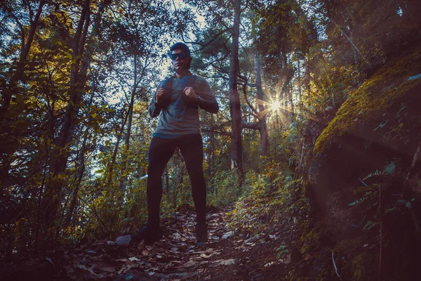日出时分 跑步者在雾蒙蒙的晨秋森林里奔跑 — 图库照片