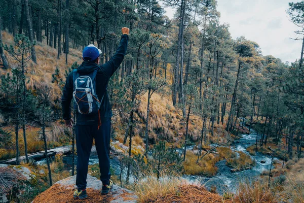 Een Man Die Natuur Omhelst Wapens Naar Het Zta Popo — Stockfoto