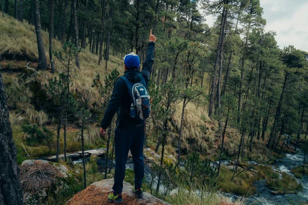 Uomo Che Gode Cascata Bellezza Nel Parco Nazionale Zta Popo — Foto Stock