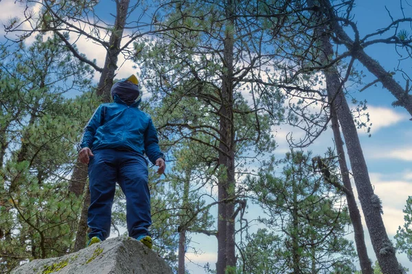 Uomo Indossare Maschera Viso Escursioni Cima Alla Montagna — Foto Stock