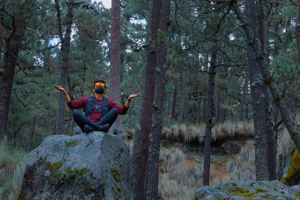 Man Mediteren Yoga Pose Dragen Gezichtsmasker Natuur — Stockfoto