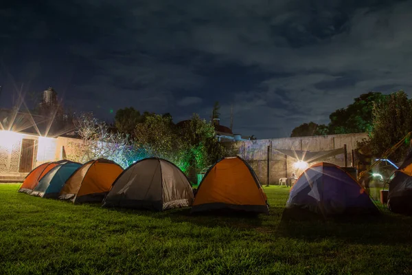 Палаточный Лагерь Отдыхает Зеленом Заднем Дворе Газона — стоковое фото