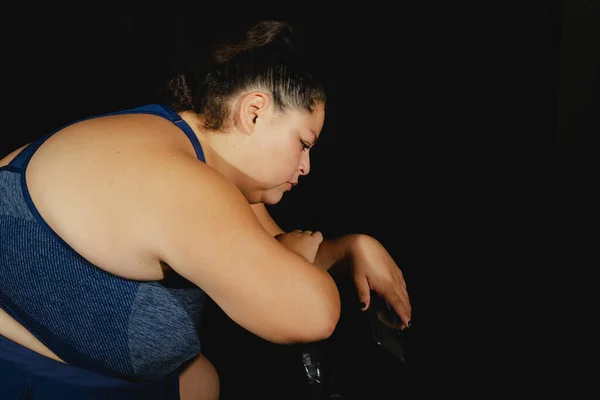 Mulher Com Sobrepeso Cansada Dormindo Uma Bicicleta Exercício — Fotografia de Stock