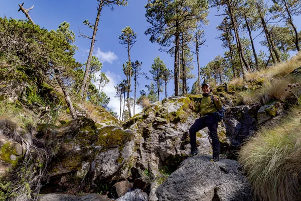 Jongeman Staat Top Van Klif Bergen — Stockfoto