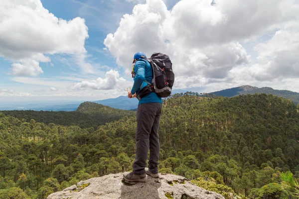 Jonge Backpacker Man Fotograferen Met Behulp Van Smartphone Tijdens Het — Stockfoto