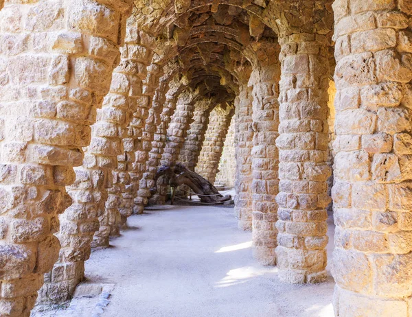 Vintage sütunları kemerli. tuğla tavan. kırmızı tuğla. İspanya, Barcelona