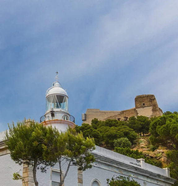 Rozen Vuurtoren Tegen Blauwe Hemel Met Witte Wolken Noordkust Spanje — Stockfoto