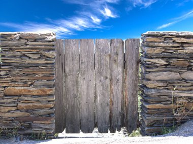 Doğa yaz manzara. Kırsal görünümü ve rustik bir geçit drystone duvar köyü Cadaces, İspanya