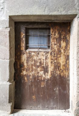 bir metal kafes ile eski ahşap kapı 