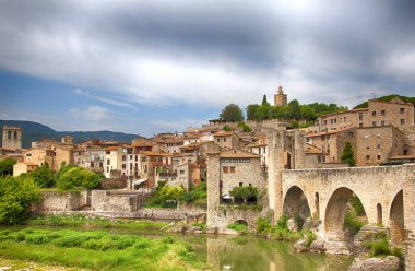 Eski İspanyol şehir, eski kale. BESALU, İspanya.