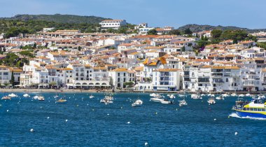 Ünlü Köyü, Cadaques güneşli gün. Costa Brava.