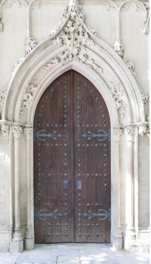 Kilisenin antika ahşap kapılar