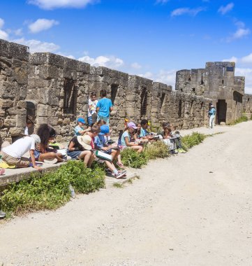 Carcassonne, Fransa - Haziran 2018: Bir çizim ders, çocuklarda Carcassonne, Fransa'nın kale