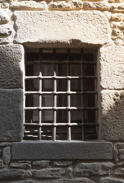 Okno Železnou Mřížkou Kamenné Zdi — Stock fotografie