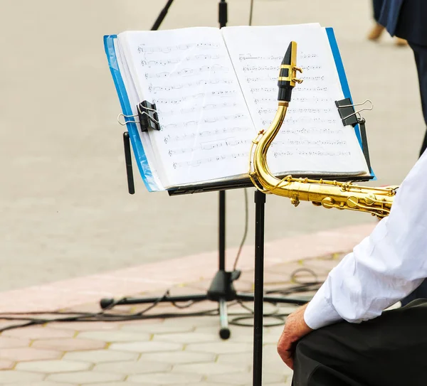 Muzikant Speelt Trompet Het Orkest Van Stad — Stockfoto