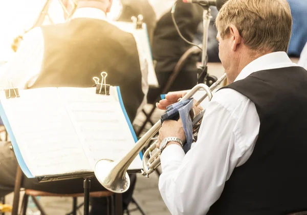 Muzikant Speelt Trompet Het Orkest Van Stad — Stockfoto