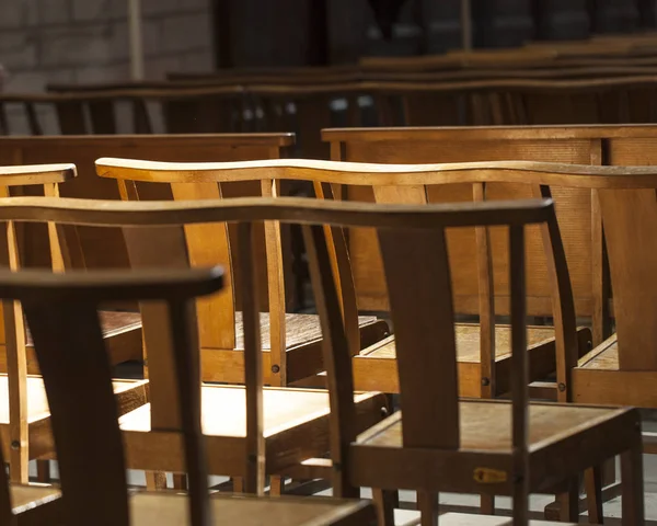Stühle Oder Bänke Der Kirche Drücken Einsamkeit Und Vorfreude Aus — Stockfoto