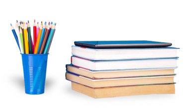 kitap ve beyaz arka plan üzerinde renkli kalemler