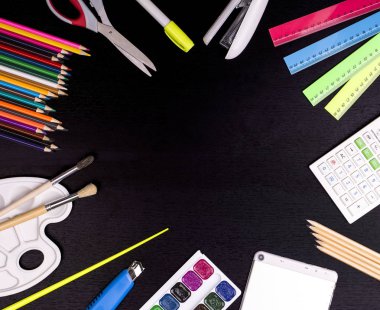 Kara tahta üzerine okul malzemeleri. Okul konseptine dönelim.