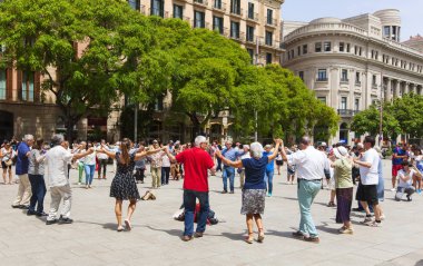 Barcelona, İspanya-10 Haziran 2018: üst düzey insanlar elele ve ulusal dans dans Sardana Plaza'da, Barselona, İspanya. Daire dans Catalonia tipik bir türüdür.