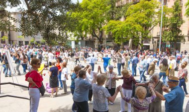 Barcelona, İspanya-10 Haziran 2018: üst düzey insanlar elele ve ulusal dans dans Sardana Plaza'da, Barselona, İspanya. Daire dans Catalonia tipik bir türüdür.