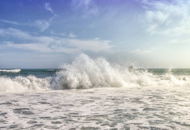 Mavi gökyüzüne karşı büyük okyanus dalgaları