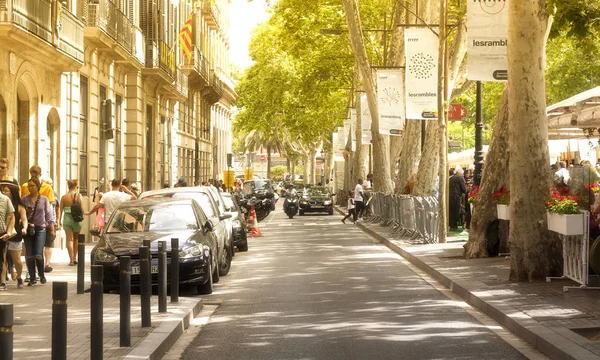 Barcelona, İspanya-10 Haziran 2018: ünlü Ramblas Caddesi tanımlanamayan yürüyen turist Barcelona, İspanya.