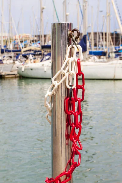 セーリング ヨットの背景に金属チェーンと鋼の光沢のある柱 — ストック写真