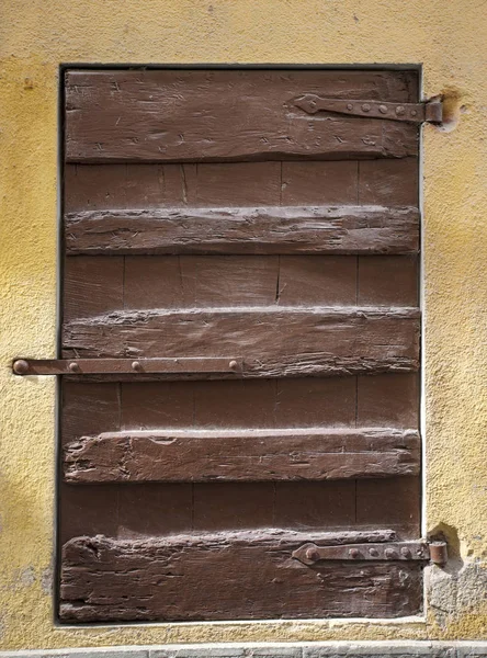 Tutup Jendela Kayu Cokelat Berkarat Dengan Latar Belakang Kuning Dinding — Stok Foto