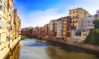 Girona, İspanya / İspanya - 17 Haziran 2018: Girona renkli evleri
