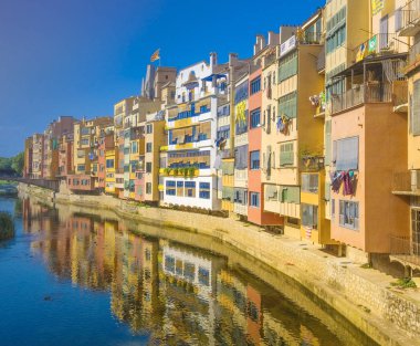 Girona, İspanya / İspanya - 17 Haziran 2018: Girona renkli evleri