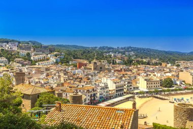 Tossa de mar, Costa Brava, İspanya: Mavi gökyüzü olan eski kasaba.