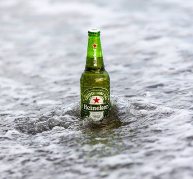 Kamçatka, Rusya - 27 Ağustos 2018: Şişe Heineken Bira bira Okyanusu üzerinde. Heineken Bira bira Hollandalı bira şirketi Heineken International tarafından üretilen bir soluk lager bira olduğunu