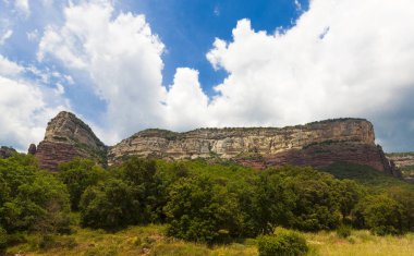 Güzel kayaların etrafında Vilanova de Sau Köyü, Catalonia, İspanya